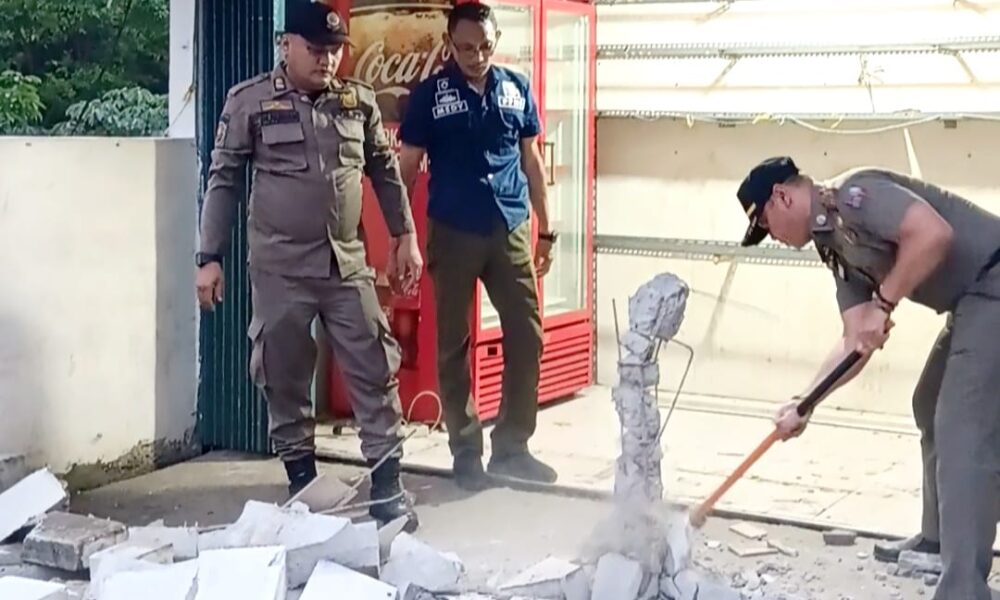 Membandel, Warung Miras di Tanah Sareal Akhirnya Dibongkar Satpol PP 