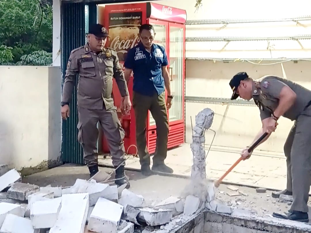 Membandel, Warung Miras di Tanah Sareal Akhirnya Dibongkar Satpol PP 