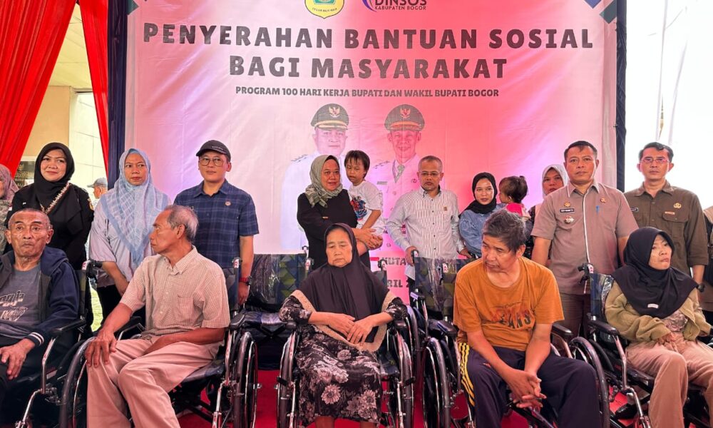 Penyandang Disabilitas dan Warga Kurang Mampu di Bogor Dapat Bantuan