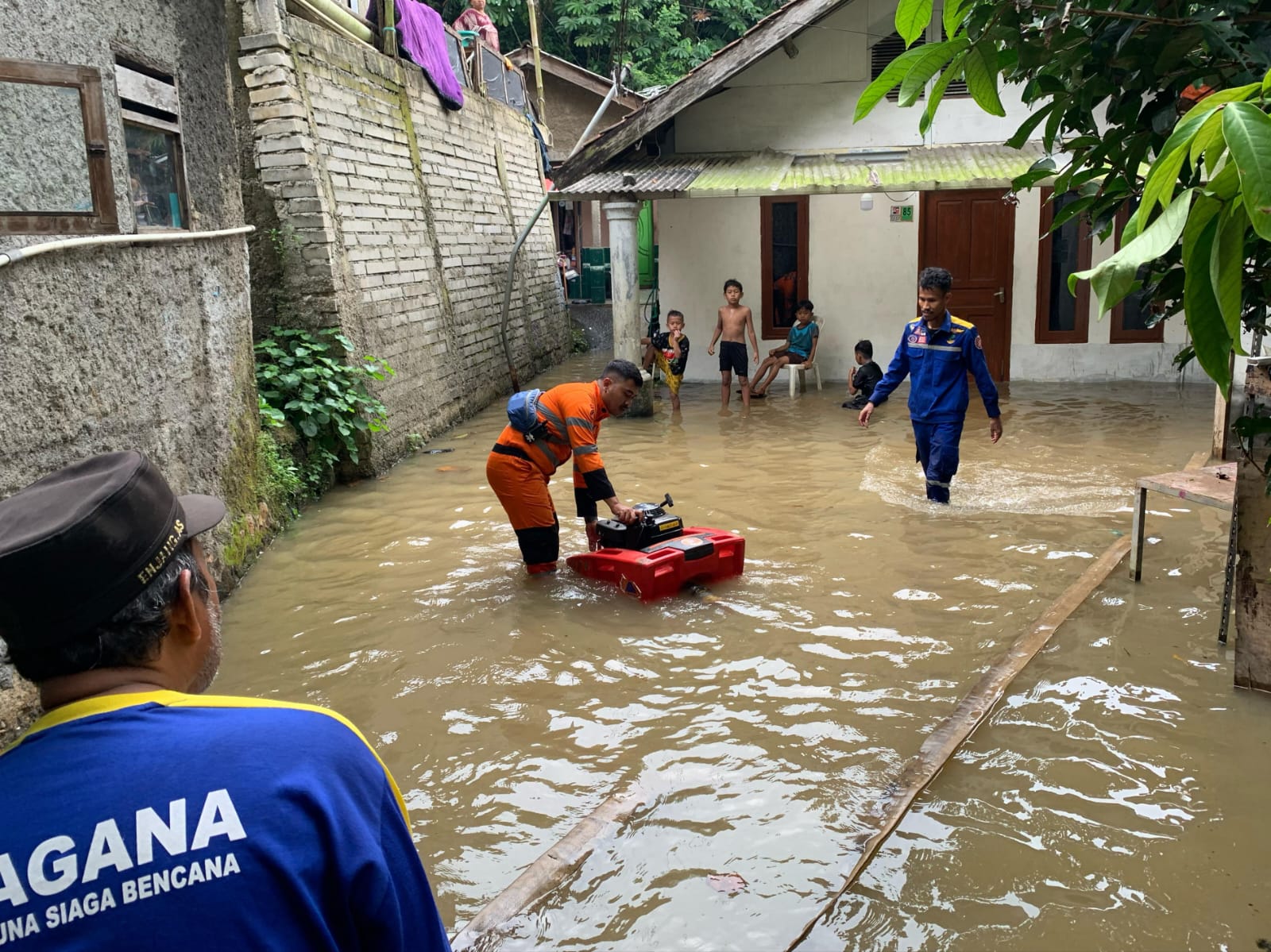 Terdampak Longsor, 7 Keluarga di Gang Makam Mengungsi