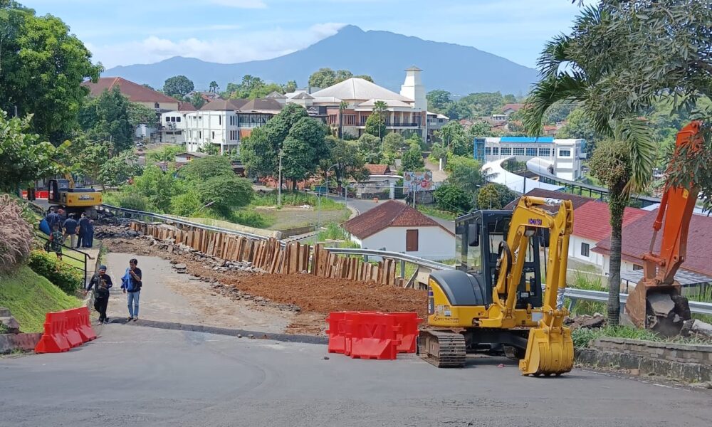 Tangani Longsor di Batutulis, Aspal Jalan Saleh Danasasmita yang Ambles Dikupas