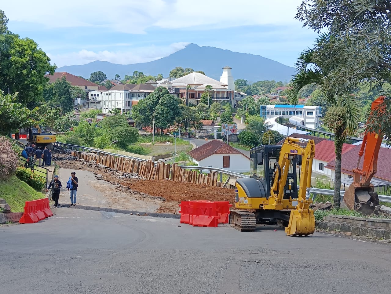 Tangani Longsor di Batutulis, Aspal Jalan Saleh Danasasmita yang Ambles Dikupas