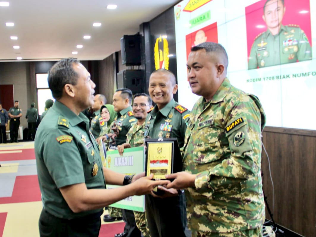 Sukses Bangun Desa Melalui TMMD, Bupati dan Dandim Raih Penghargaan