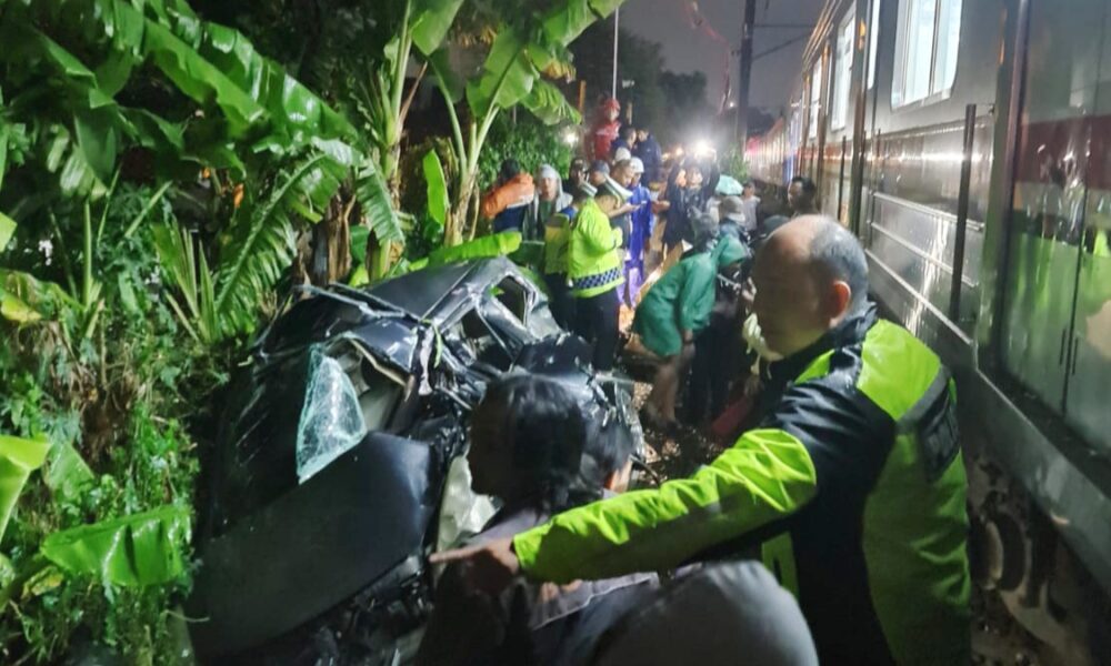 Usai dari Bengkel, Mobil Ringsek Tertabrak Kereta di Kedung Badak