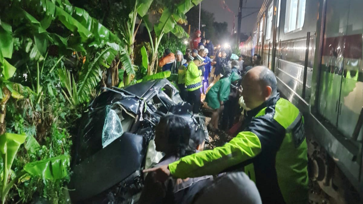 Usai dari Bengkel, Mobil Ringsek Tertabrak Kereta di Kedung Badak
