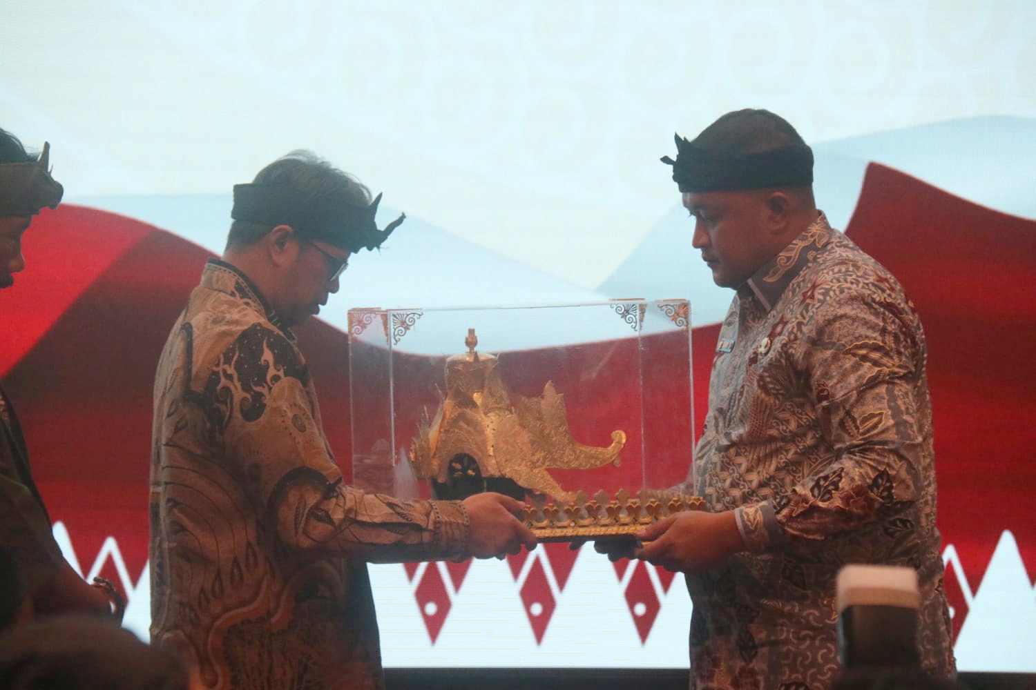 Saat Bupati Bogor Lepas Kirab Mahkota Binokasih ke Keraton Sumedang Larang