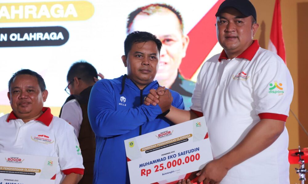 Bupati Rudy Susmanto Serahkan Bonus untuk Pejuang Olahraga