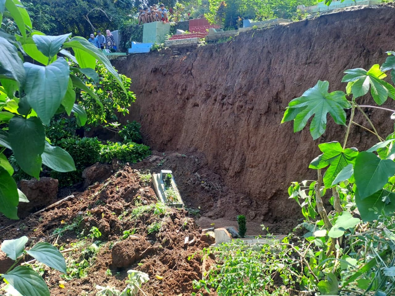 8 Makam di Batutulis Ambrol dan 11 Terdampak Akibat Longsor