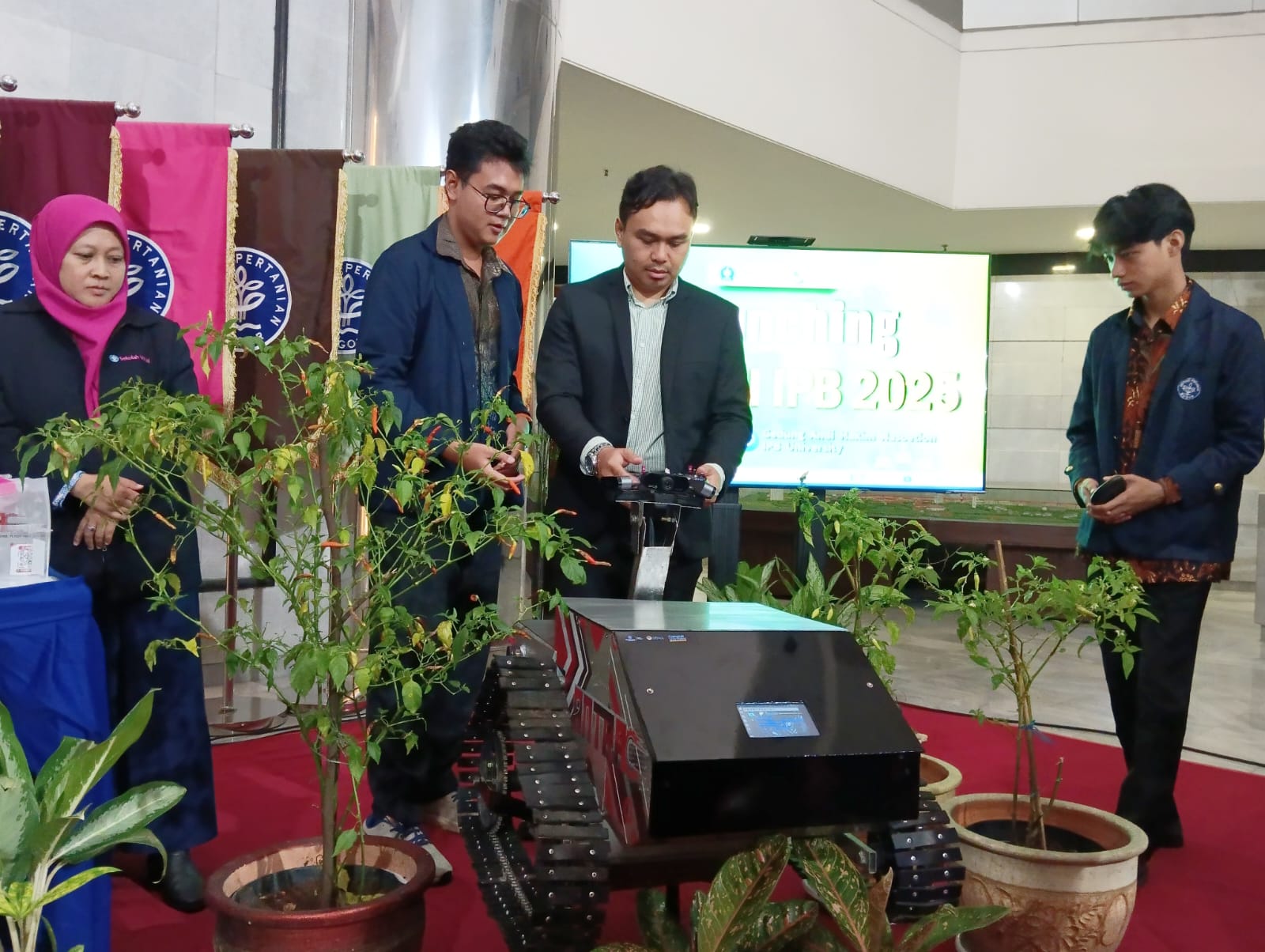 Peneliti IPB University Ciptakan Robot Pendeteksi Penyakit Cabai