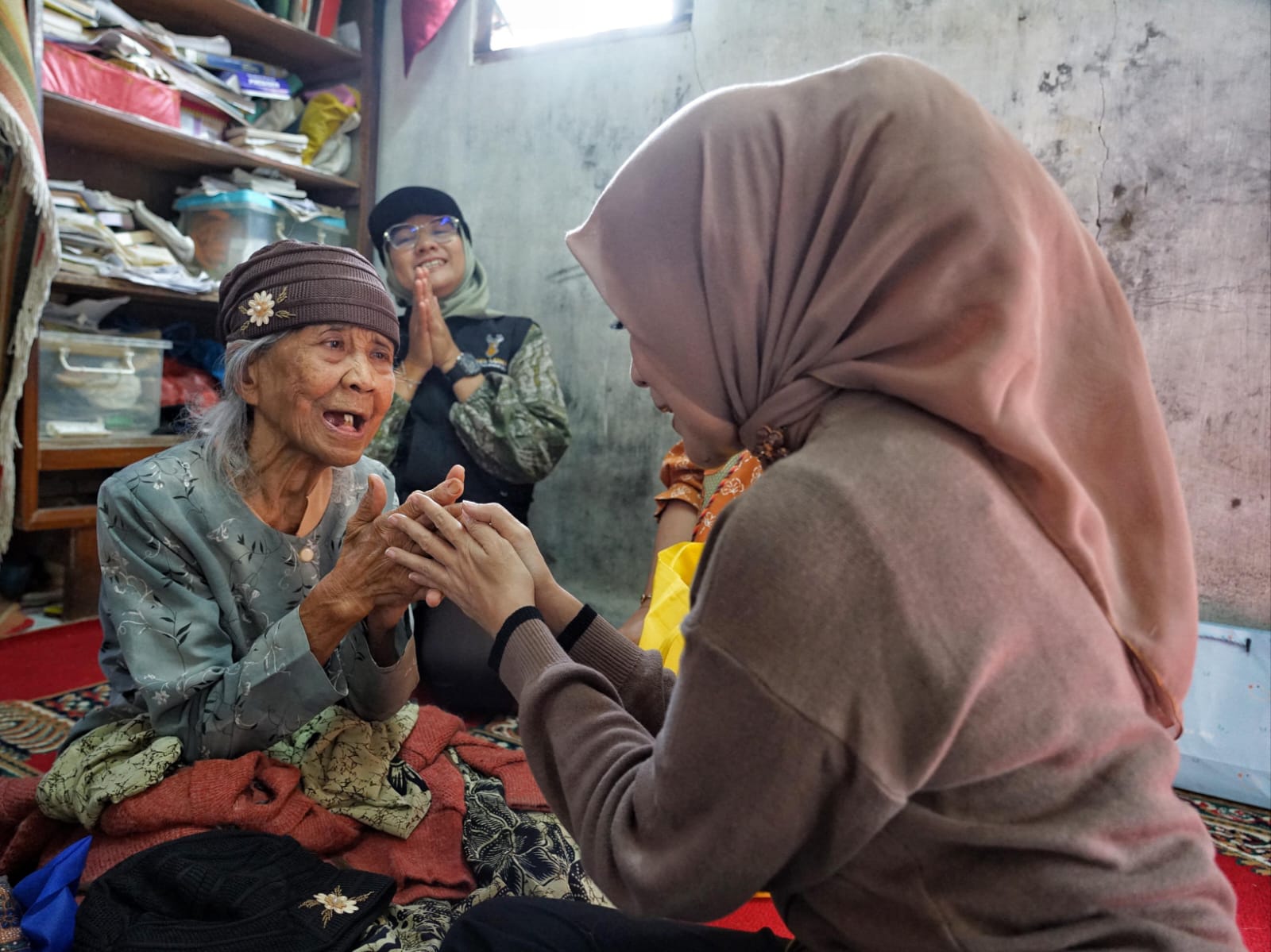 "Nyaah ka Indung" dan Senyum Emak Sani