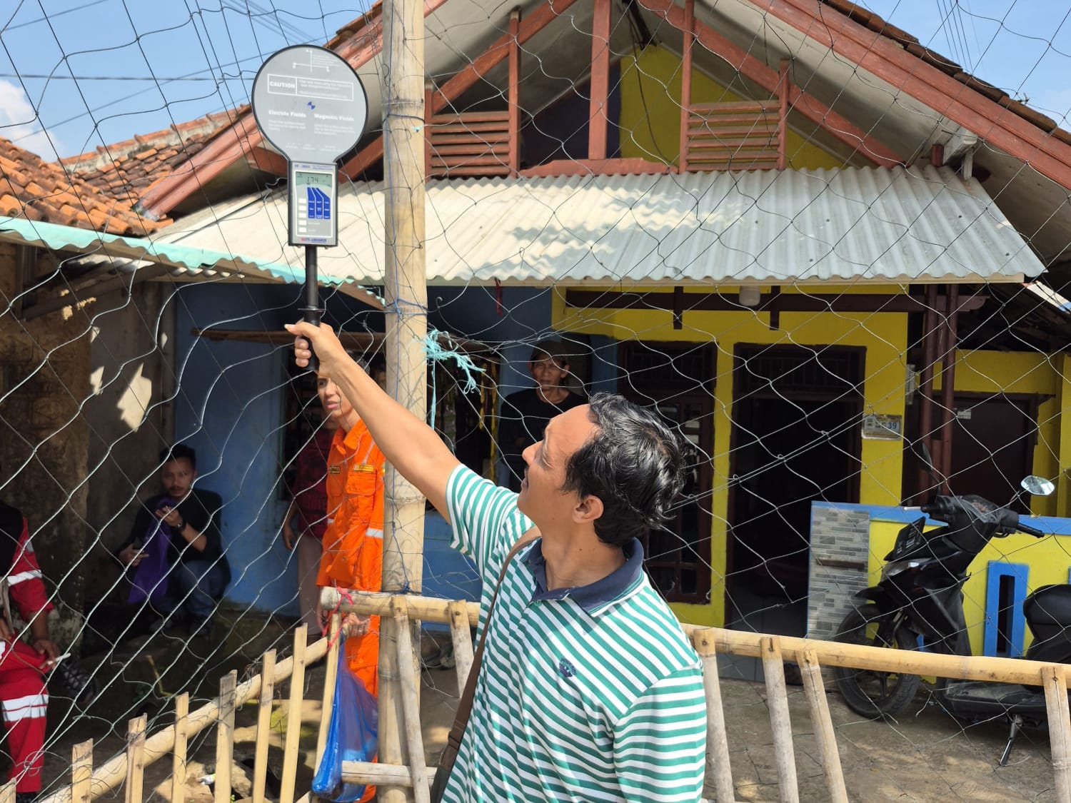 PLN Bersama Warga Ukur Jarak Aman dan Medan Magnet di Bawah SUTET 