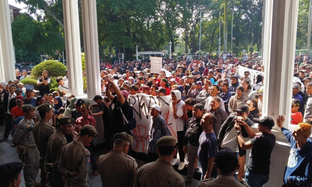 Ratusan Pedagang Pasar Bogor Gelar Unjuk Rasa di Balai Kota