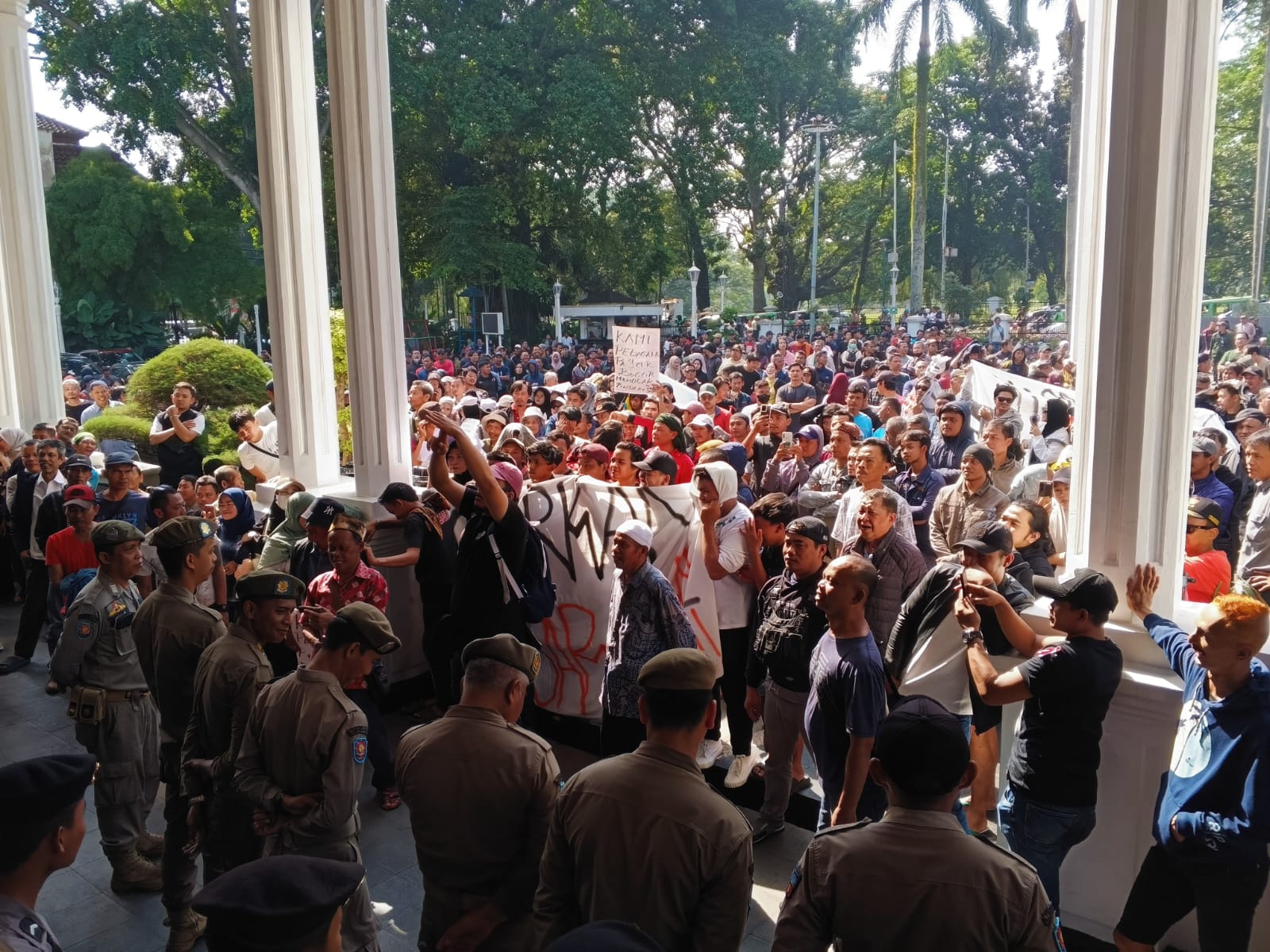 Ratusan Pedagang Pasar Bogor Gelar Unjuk Rasa di Balai Kota