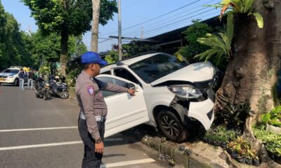 Mobil Tabrak Kios-Pohon di Kota Bogor, Penumpang Terluka