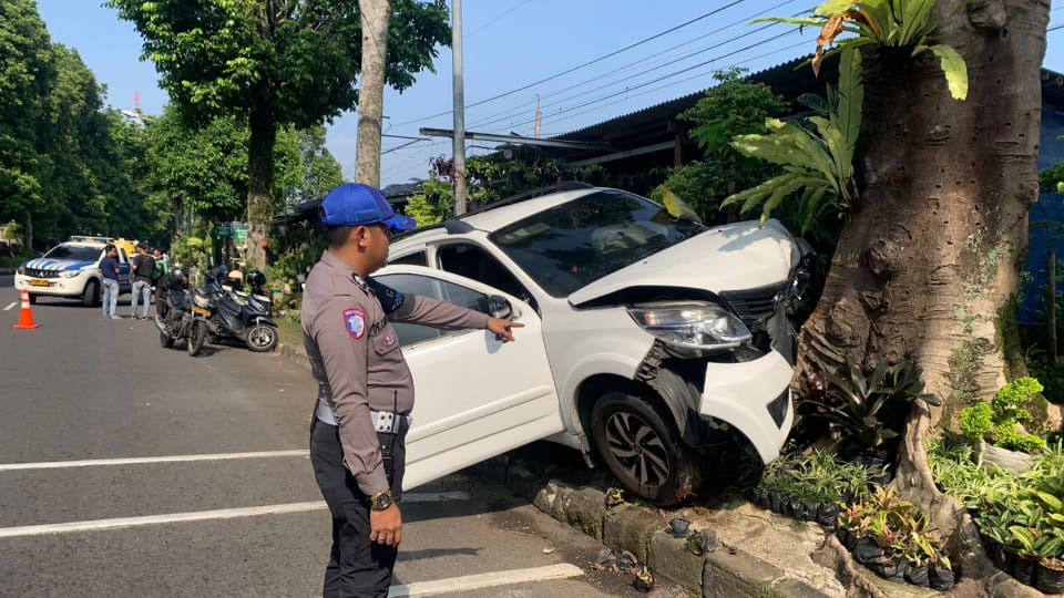 Mobil Tabrak Kios-Pohon di Kota Bogor, Penumpang Terluka