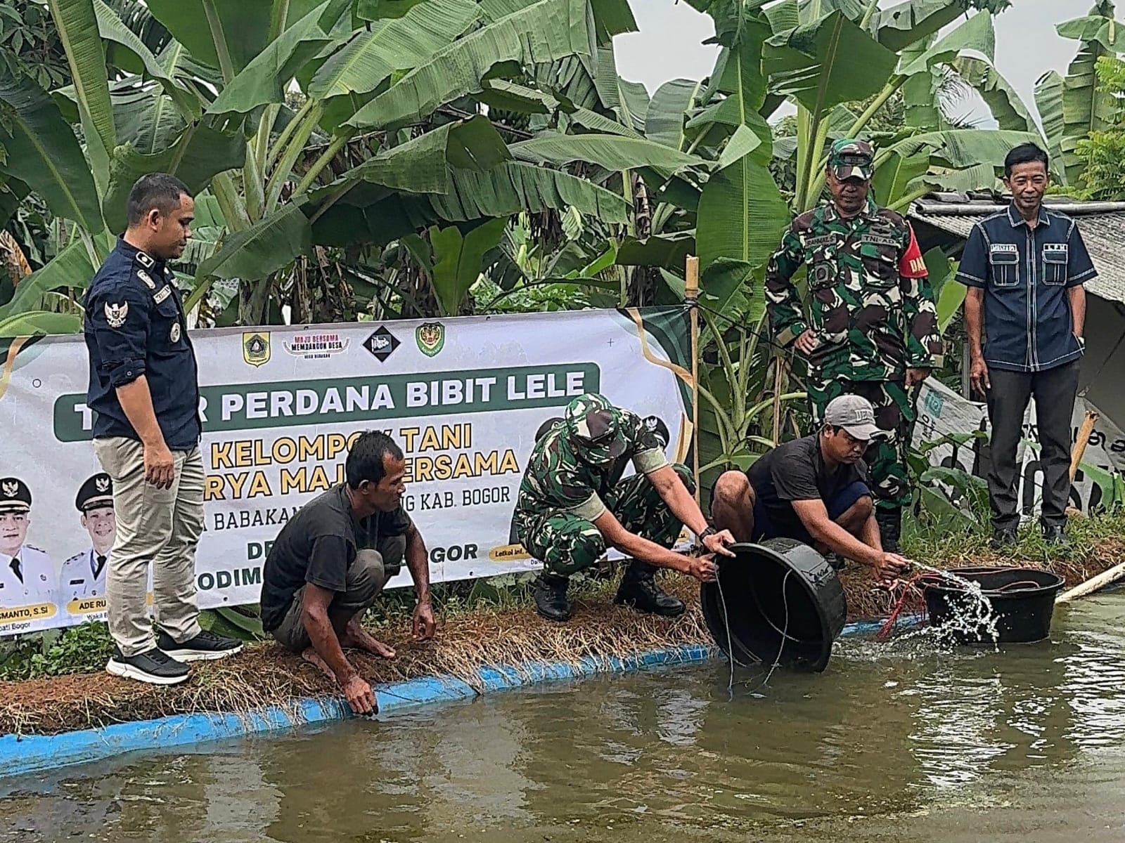 Kodim dan Desa Babakan Tebar 200 Ribu Benih Ikan Lele