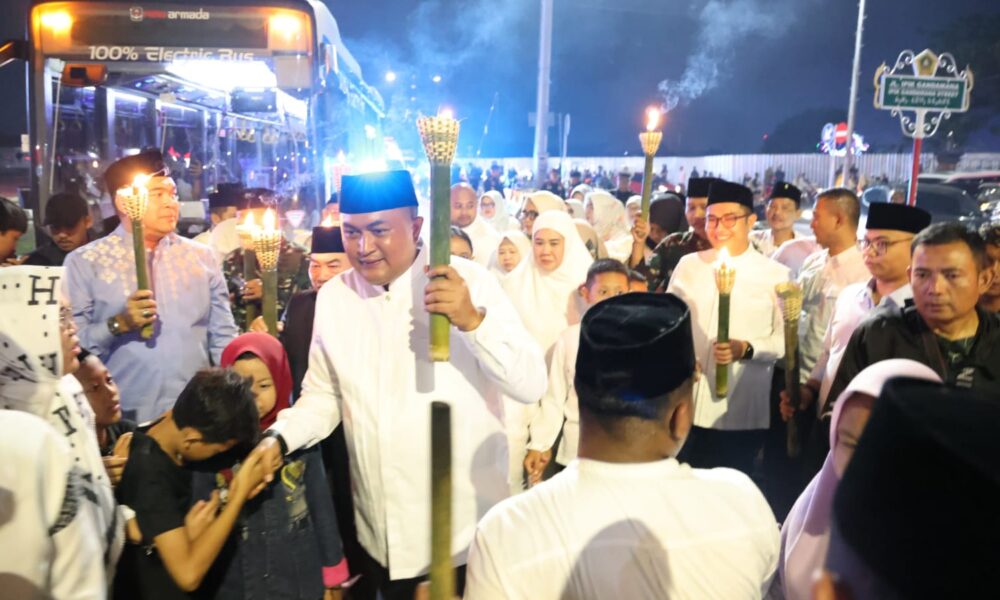 Ribuan Warga Tumpah Ruah Pawai Obor Penutup HJB 543 di Bogor