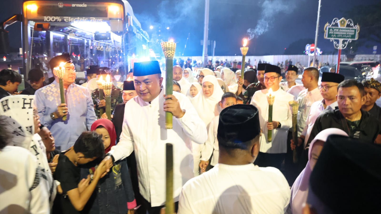 Ribuan Warga Tumpah Ruah Pawai Obor Penutup HJB 543 di Bogor