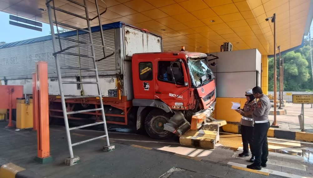 Truk Tronton Hantam Guardrail-Mobil di Tol Jagorawi Kota Bogor