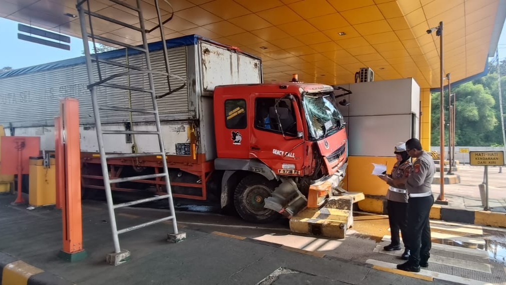 Truk Tronton Hantam Guardrail-Mobil di Tol Jagorawi Kota Bogor