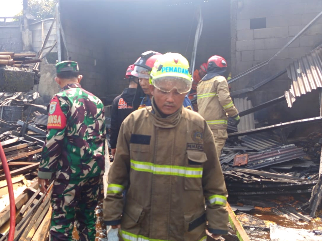 Api Sambar Bahan Bakar, Pabrik Kerupuk Terbakar