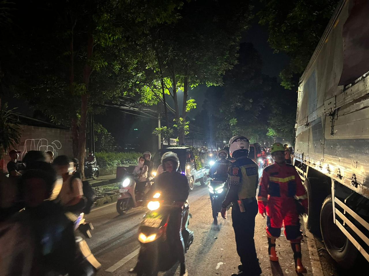 Diduga Rem Blong, Truk Fuso Terguling di Kota Bogor