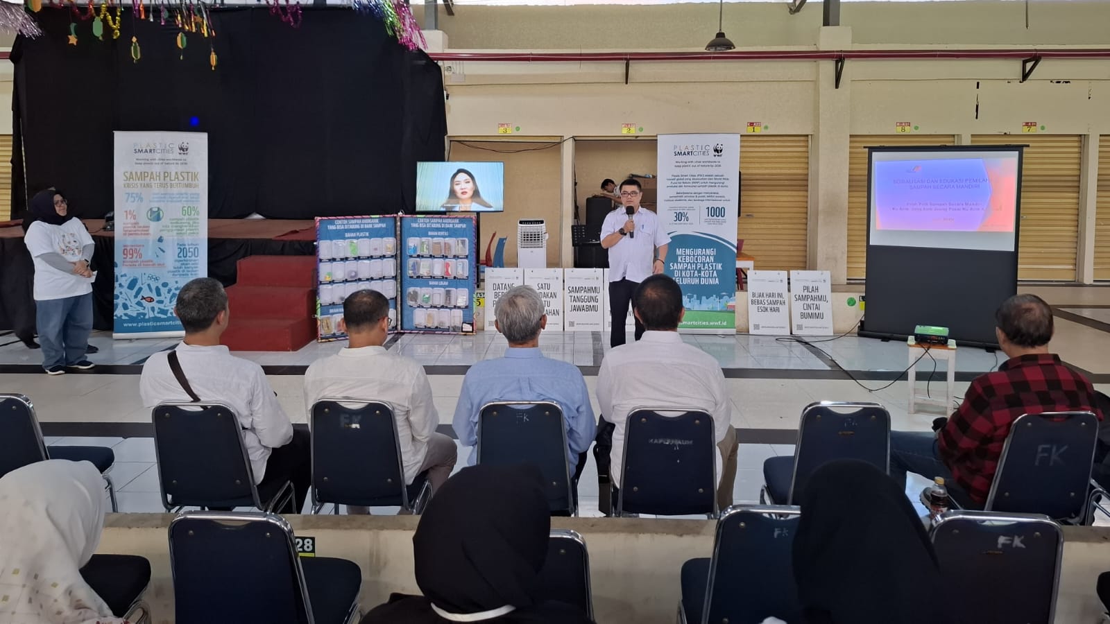 Perumda PPJ dan WWF Indonesia Edukasi Pasar Bebas Sampah di Pasar Jambu Dua 