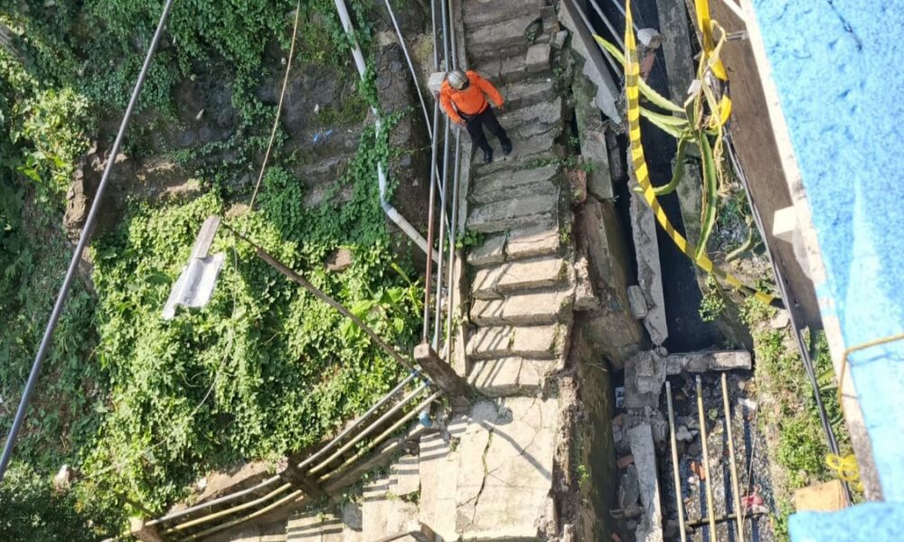 Longsor di Bawah Jembatan MA Salmun, Akses Jalan Warga Terganggu