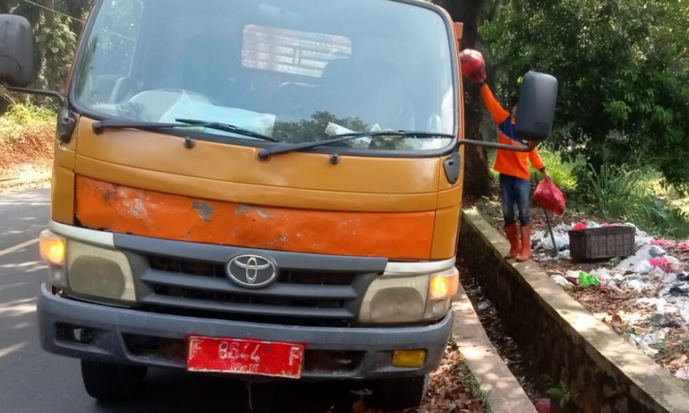 Operasi Sampah Liar di Cigudeg dan Tenjo, DLH Turunkan 3 Truk