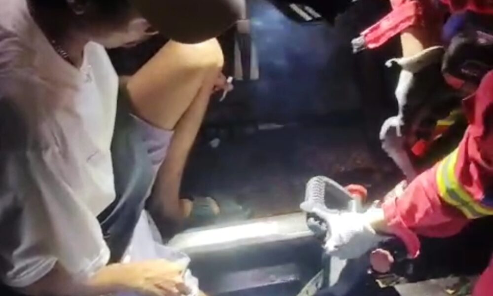 Damkar Kota Bogor Evakuasi Kaki Warga Terjepit Rel Kereta