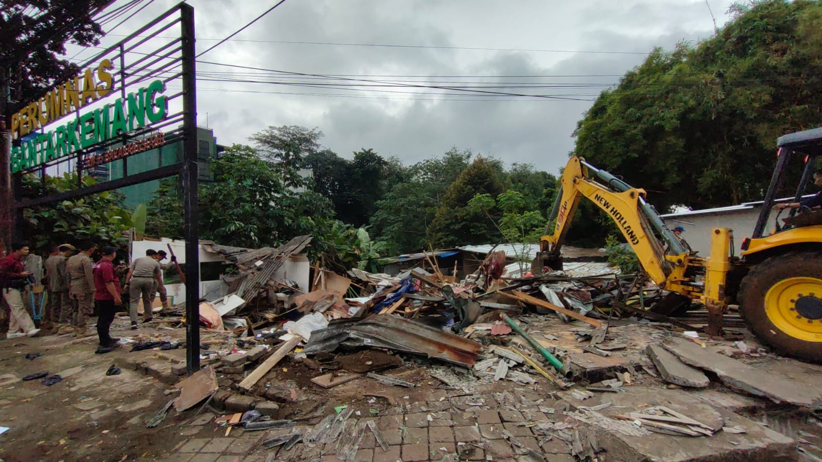 Satpol PP Bongkar Belasan Bangli di Bogor Timur