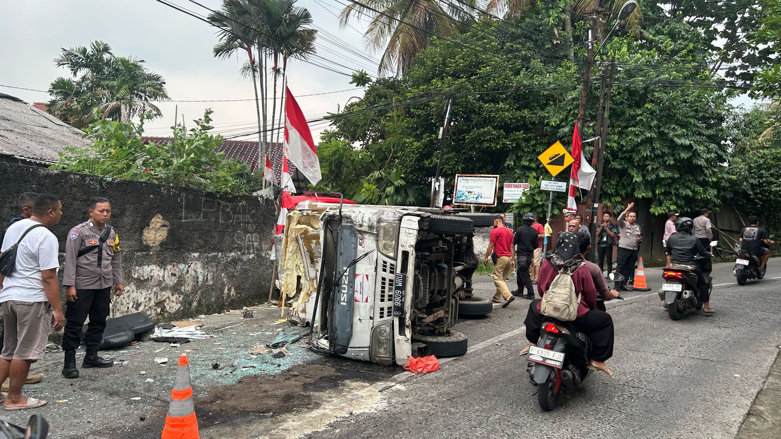 2 Truk "Adu Banteng" di Tanjakan Pamoyanan Kota Bogor 