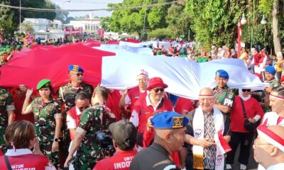 Bendera Merah Putih Sepanjang 500 Meter Diarak Ribuan Orang di Kota Bogor