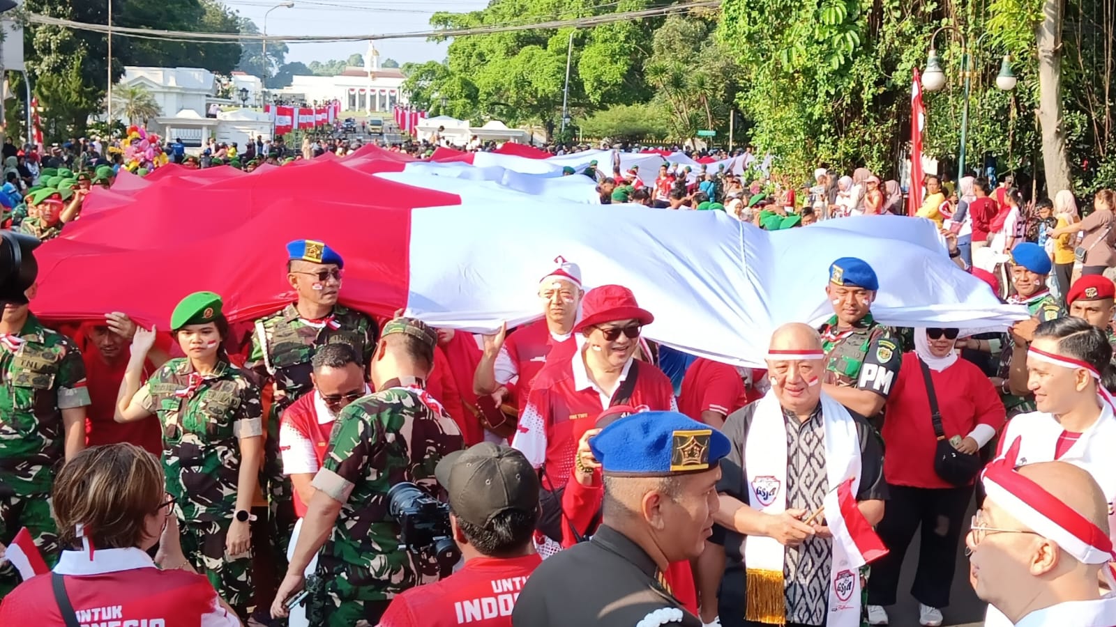 Bendera Merah Putih Sepanjang 500 Meter Diarak Ribuan Orang di Kota Bogor