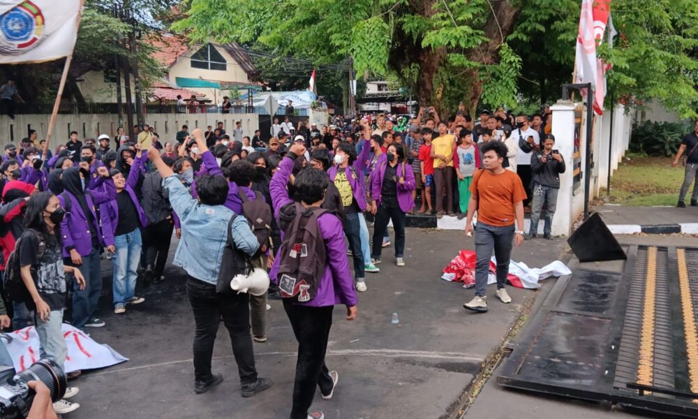 Demo Mahasiswa Jebol Pagar Gedung DPRD Kota Bogor