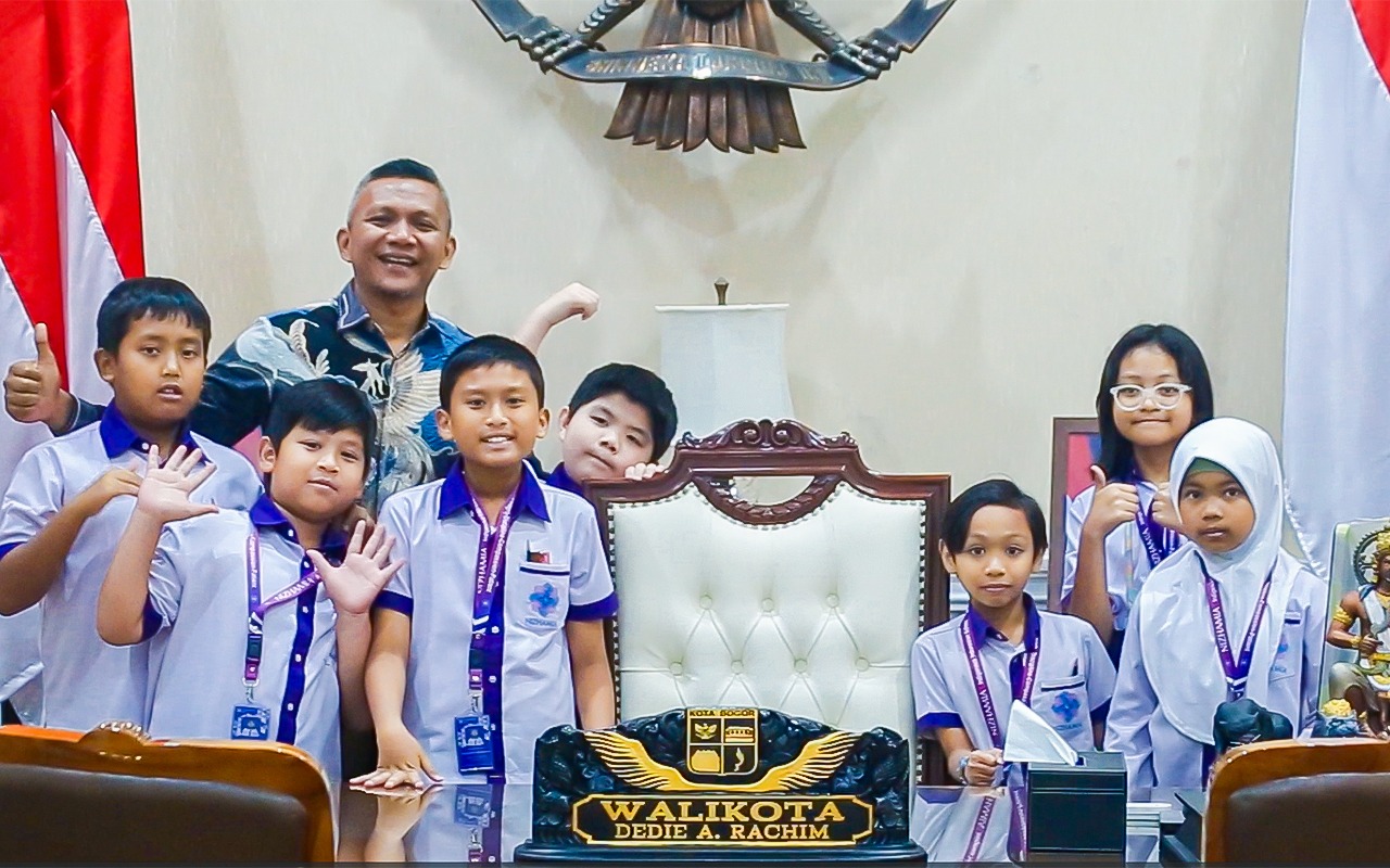 Saat Wawalkot Jenal Mutaqin Ajak Siswa-siswi Nizhamia Belajar Pemerintahan