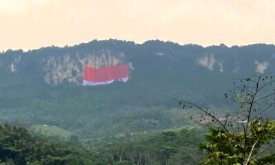 Bendera Raksasa di Tebing Jeger Klapanunggal Pecahkan Rekor MURI