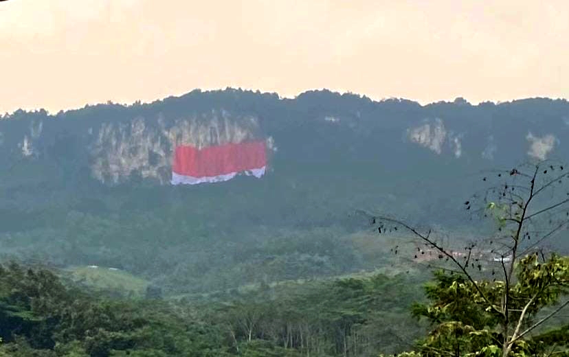 Bendera Raksasa di Tebing Jeger Klapanunggal Pecahkan Rekor MURI