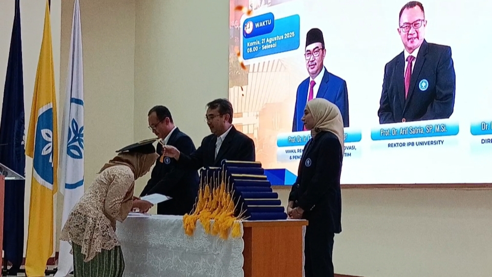 IPB University Wisuda Ratusan Fasilitator Sekolah Keluarga Berkualitas
