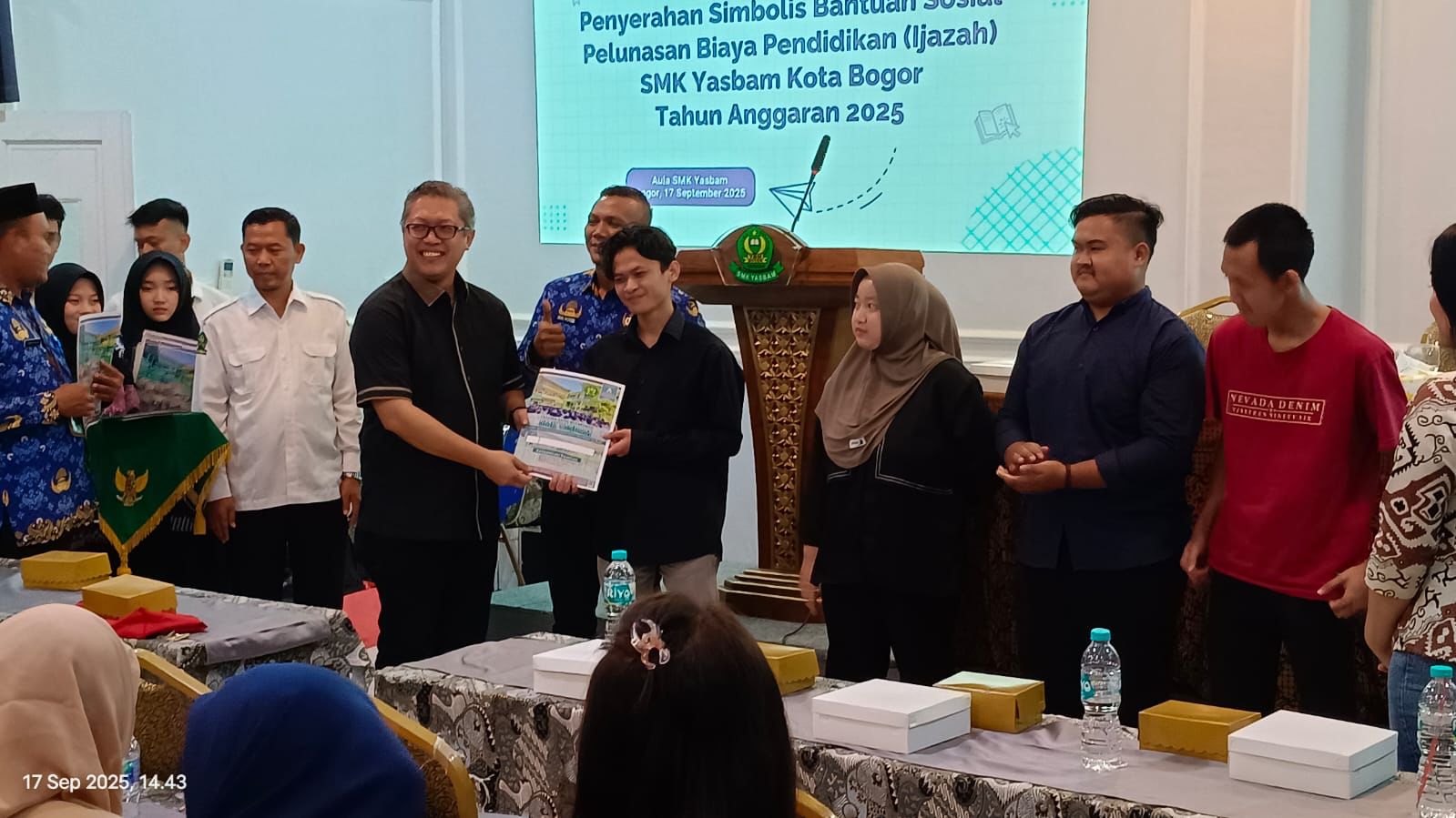 Ditebus, DPRD Kota Bogor Bagikan Ijazah Tertahan di Sekolah