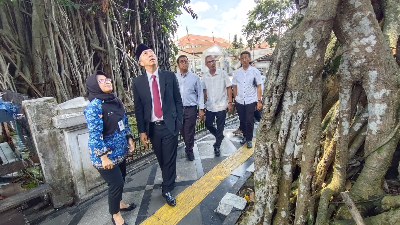 Berpotensi Membahayakan, Pohon Raksasa Tua Depan Balai Kota Bogor Dipangkas