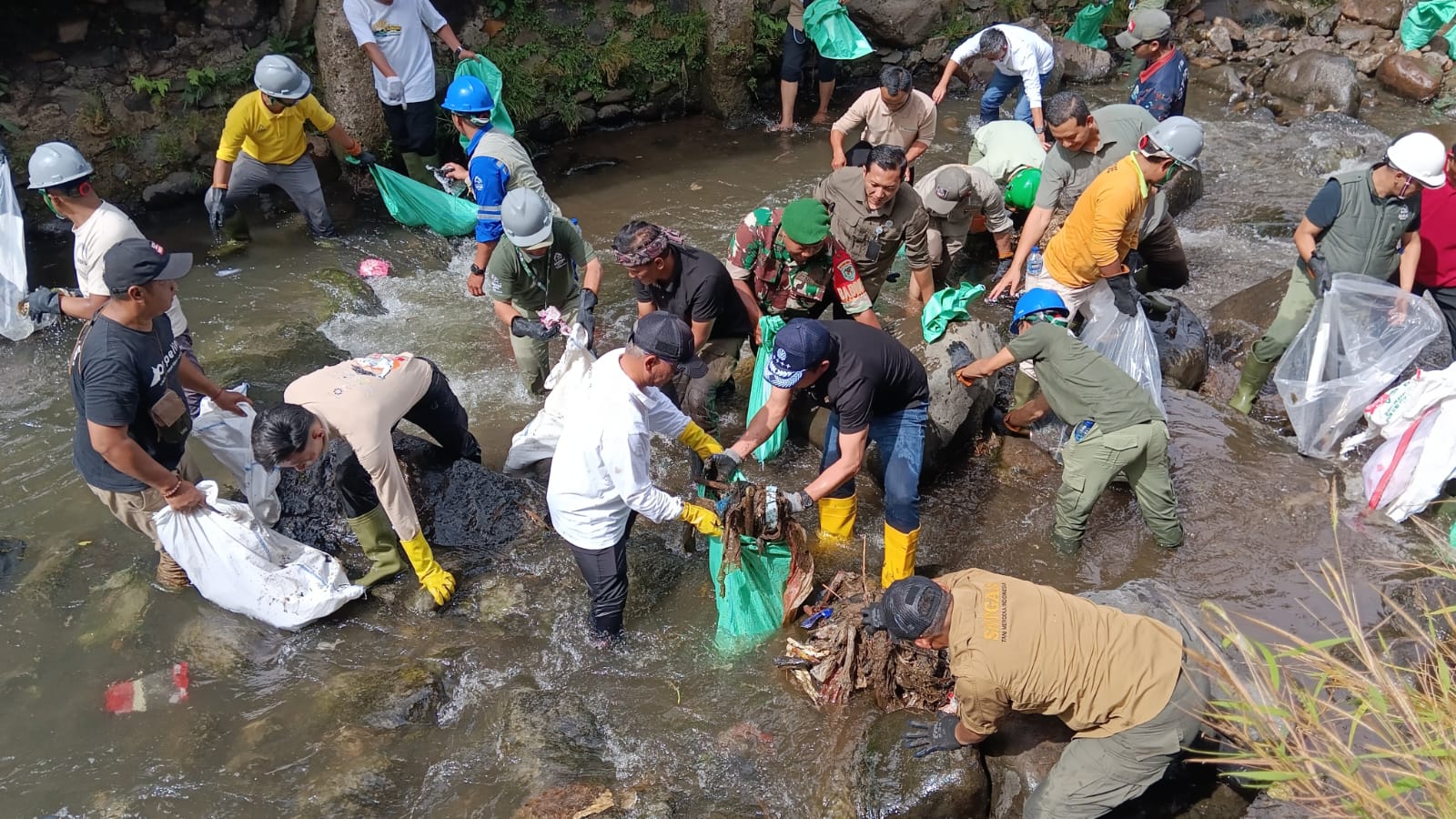 Menteri LH Bareng Ratusan Warga Angkut Sampah Sungai di Cisarua