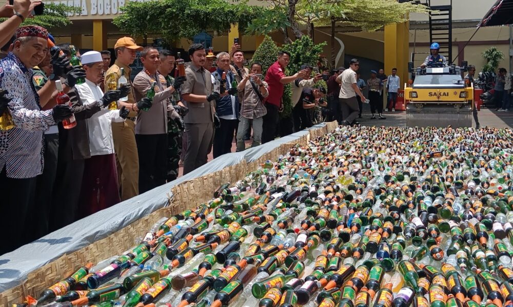 Puluhan Ribu Botol Miras Dimusnahkan di Kota Bogor