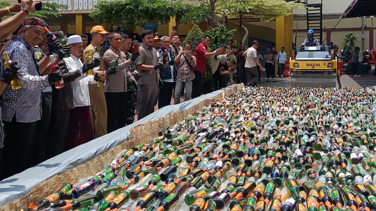 Puluhan Ribu Botol Miras Dimusnahkan di Kota Bogor