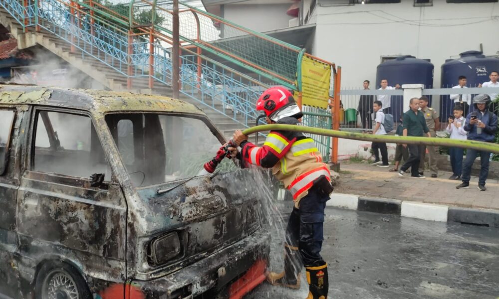 Angkot di Kota Bogor Terbakar di Jembatan Merah