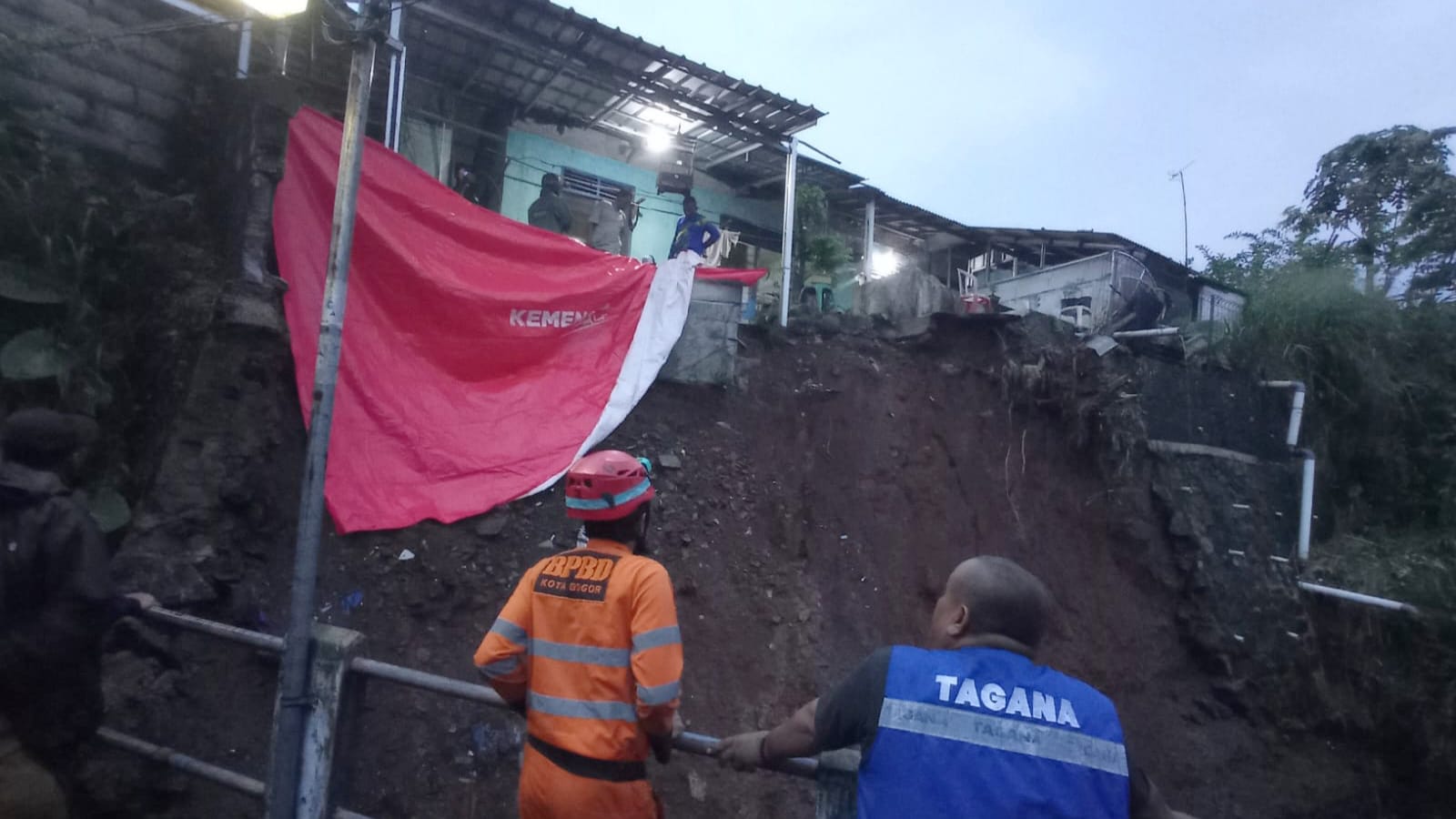 Tebing Setinggi 8 Meter Longsor, Rumah di Cibuluh Terancam