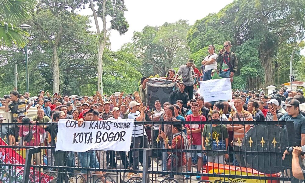 Ratusan Sopir dan Pemilik Angkot Geruduk Balaikota Bogor