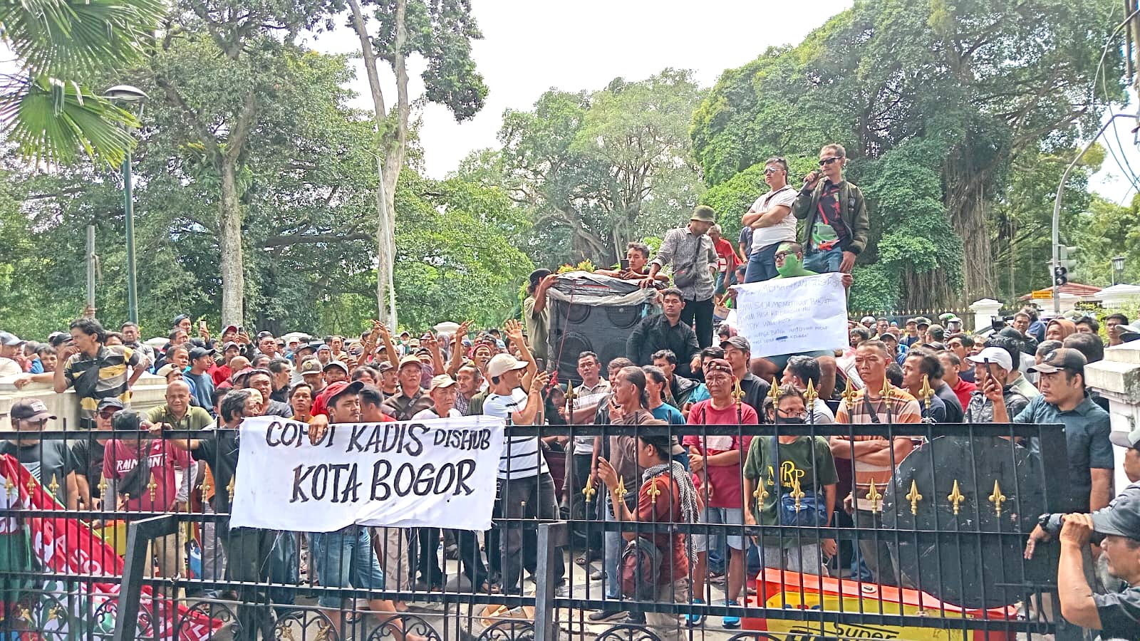 Ratusan Sopir dan Pemilik Angkot Geruduk Balaikota Bogor