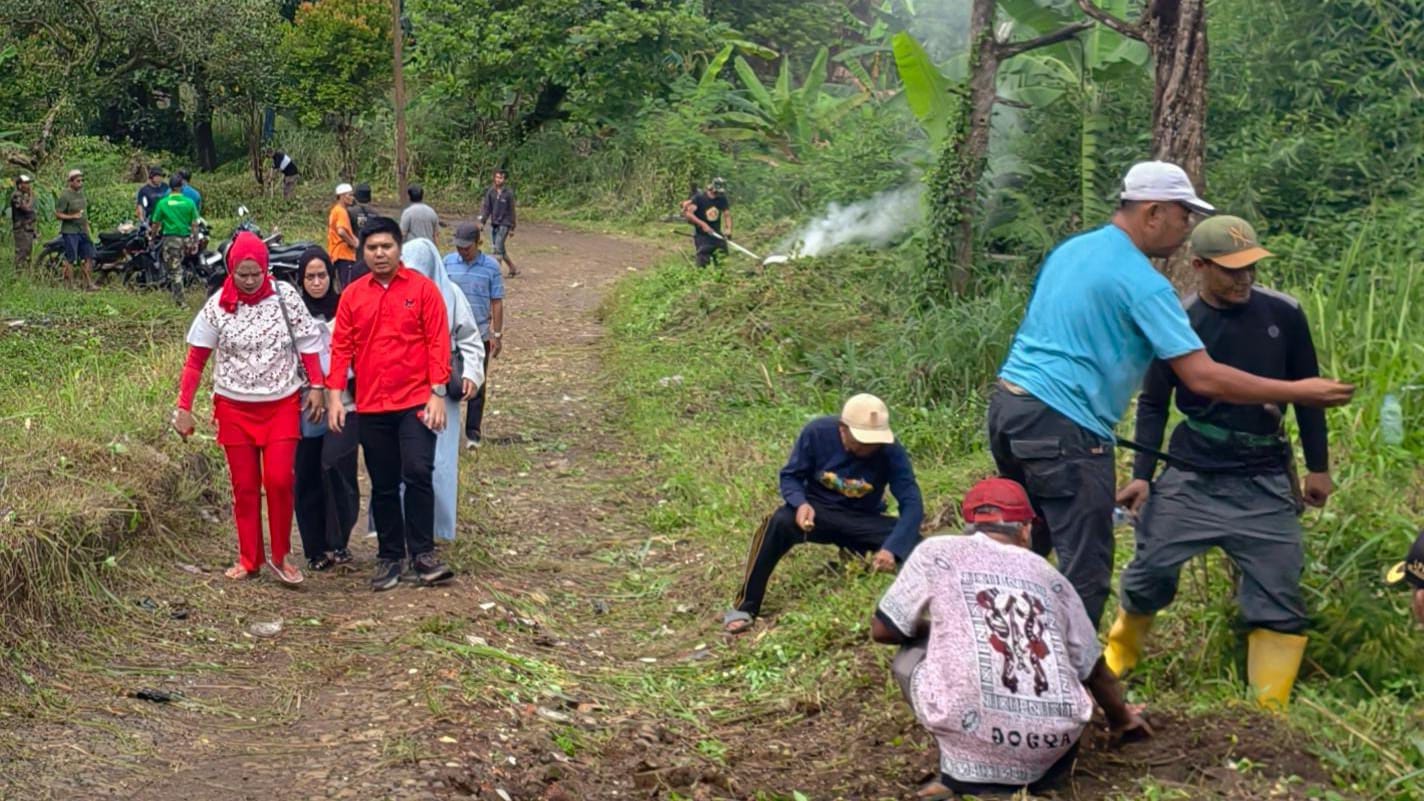 Warga Gotong Royong Buka Kembali Akses Jalan Mekarwangi-Kayumanis