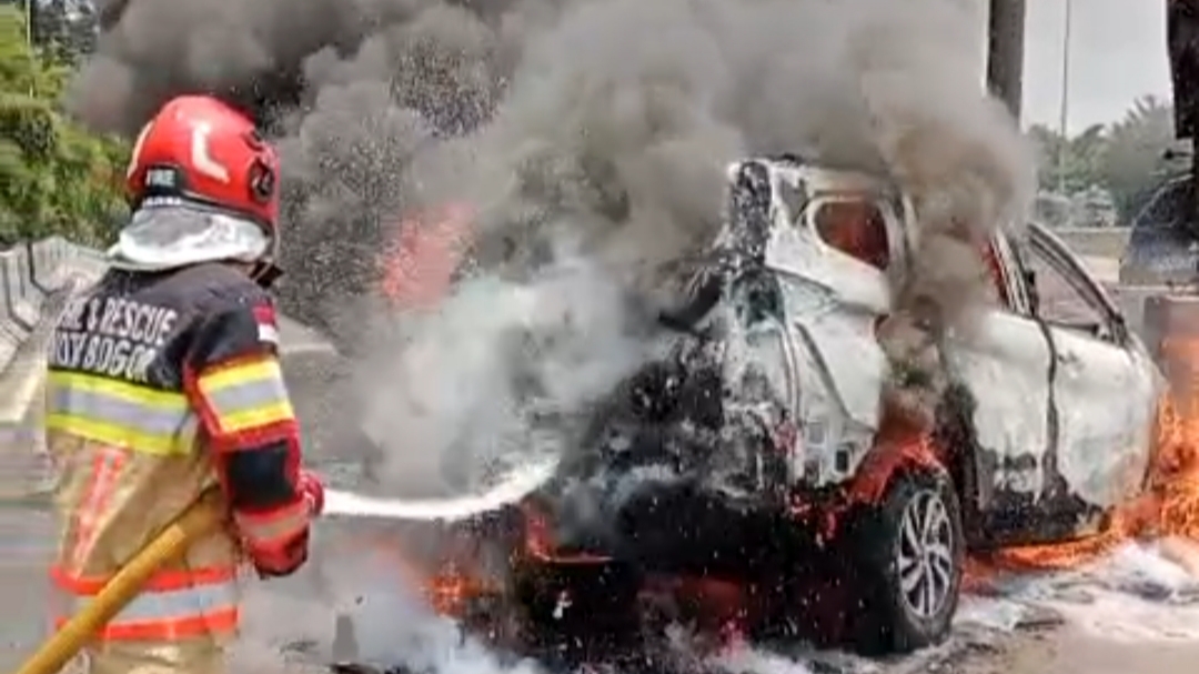 Mobil Terbakar di Km 41 Gerbang Tol Ciawi Usai Kecelakaan Tunggal